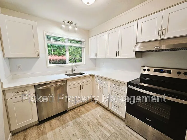 354 NW Edvard St #G — Photo 10
