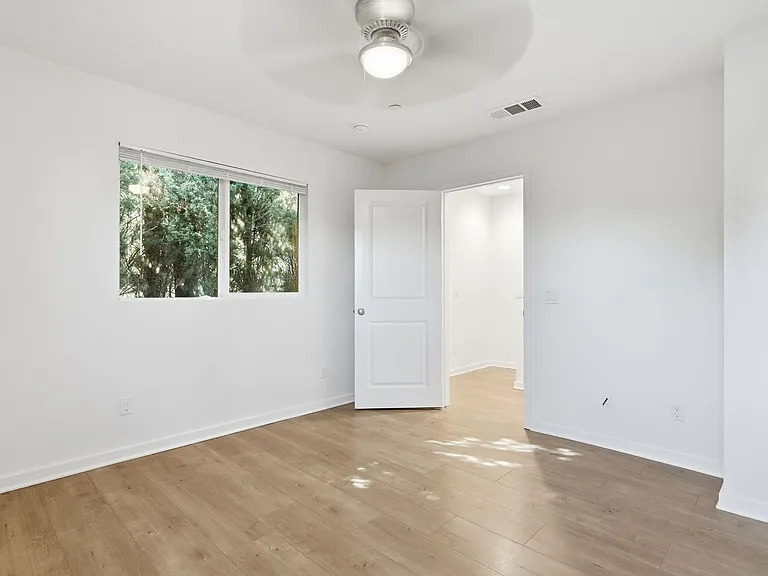 20220 Stagg St — Photo 10