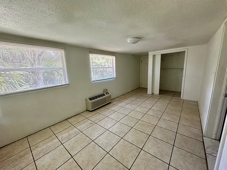 911 Winchester St — Photo 13
