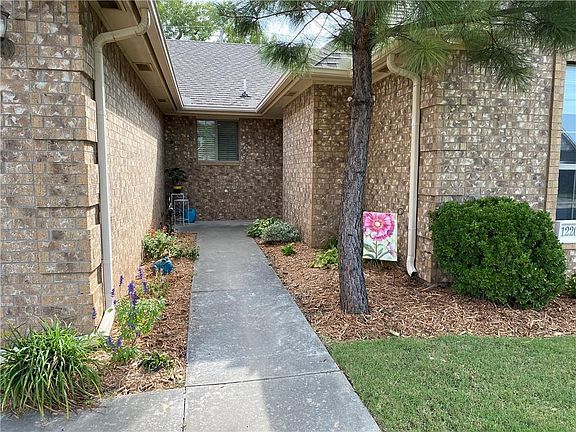 3rd image of 12208 Oak Grove Dr