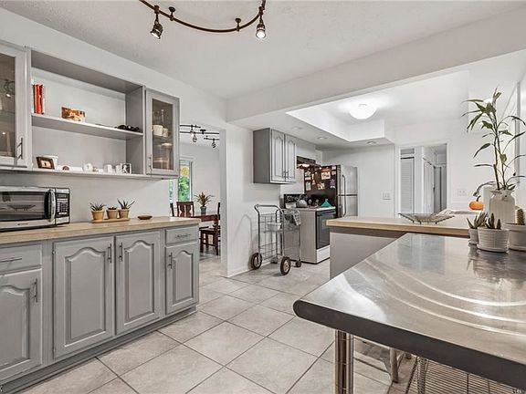 3rd image of 994 Woodlane Dr