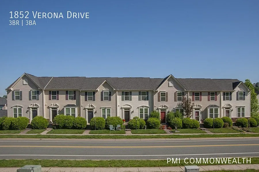 3 Bed / 3 Bath Townhouse (9/15/26) — Photo 2
