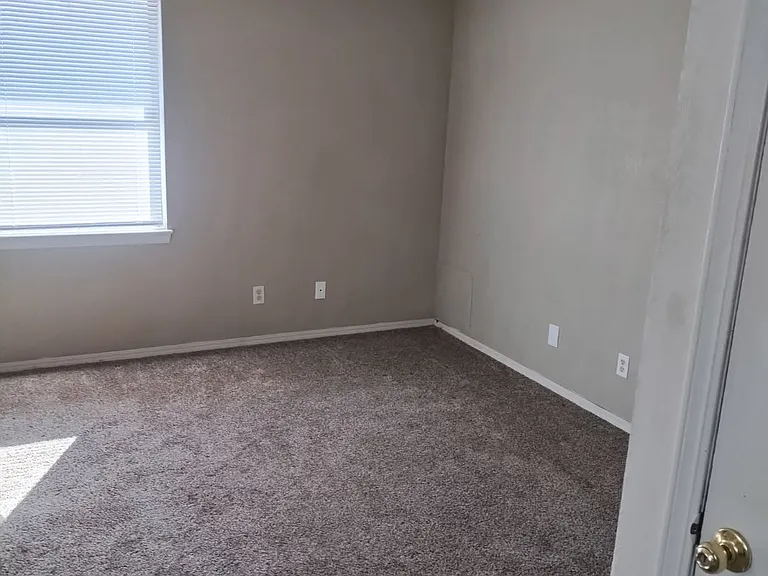 712 E Ash Ave — Photo 3