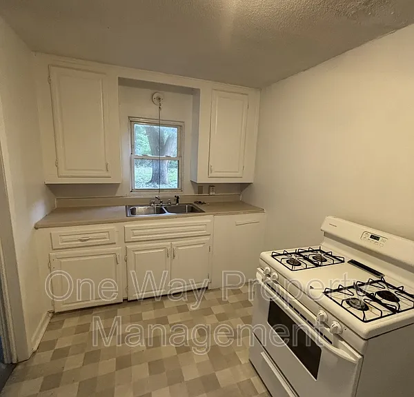 1738 N Poplar Ave — Photo 3