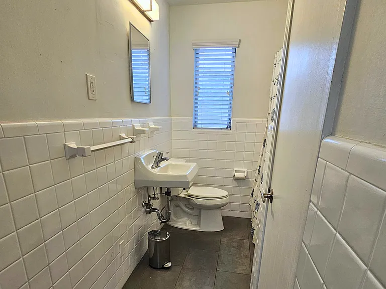 475 Riverside Dr — Photo 28