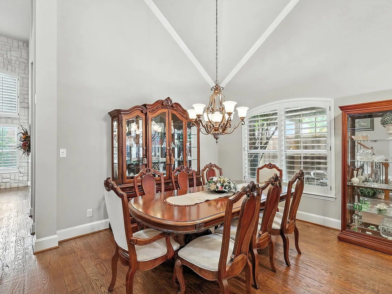 4 bed, 2.5 bath, 2631 sqft, $10,750 — Photo 3