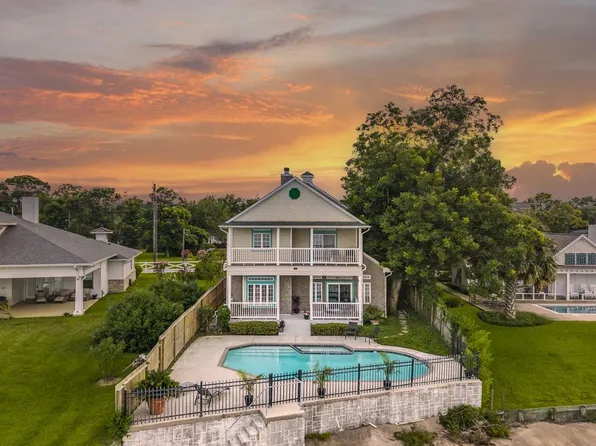 3039 Bayshore Dr, Bacliff, TX 77518