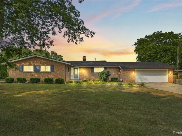 7366 Green Valley Dr, Grand Blanc, MI 48439