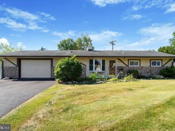 24 Boulder Ln, Levittown, PA 19054
