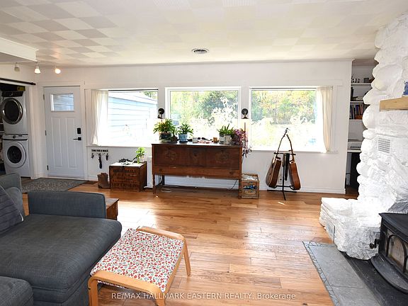 3rd image of 726 Fairbairn St