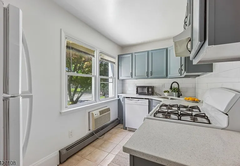 44 Gates Ave #2 — Photo 10