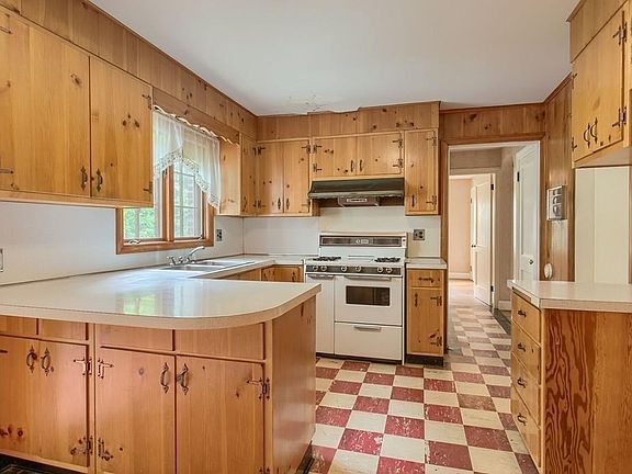 5th image of 35 Tolman Ave