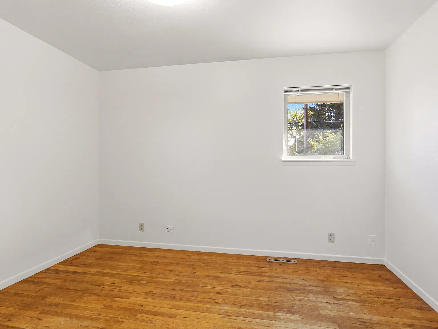 3 bed, 936 sqft, $3,225 — Photo 3