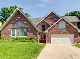2708 Briarwood Dr W, Arlington Heights, IL 60005