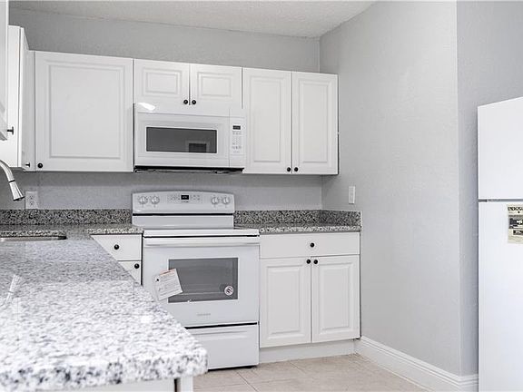 5th image of 302 Sherwood Dr