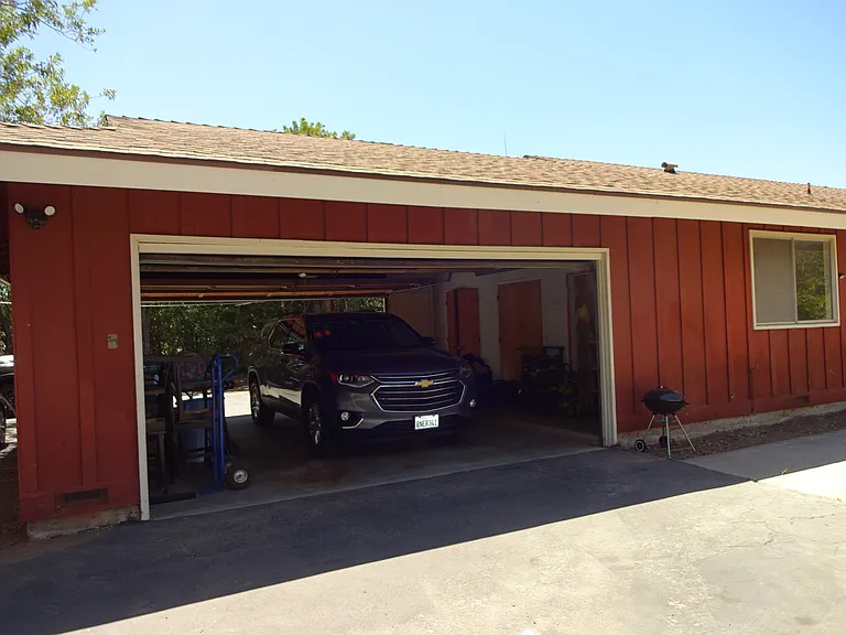 943 Oak Ave — Photo 1