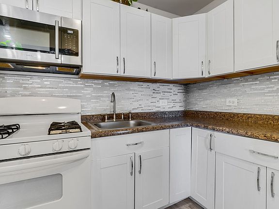 3rd image of 9820 S Pulaski Rd APT 315