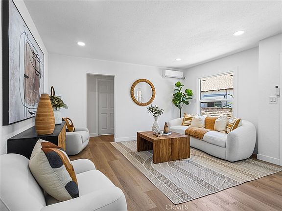 3rd image of 10559 Camarillo St