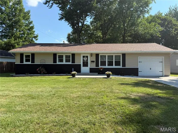 1139 Warren St, Jerseyville, IL 62052