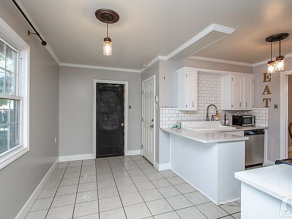 5th image of 2743 Yale Ave