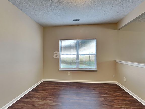 4th image of 990 Farmington Trl