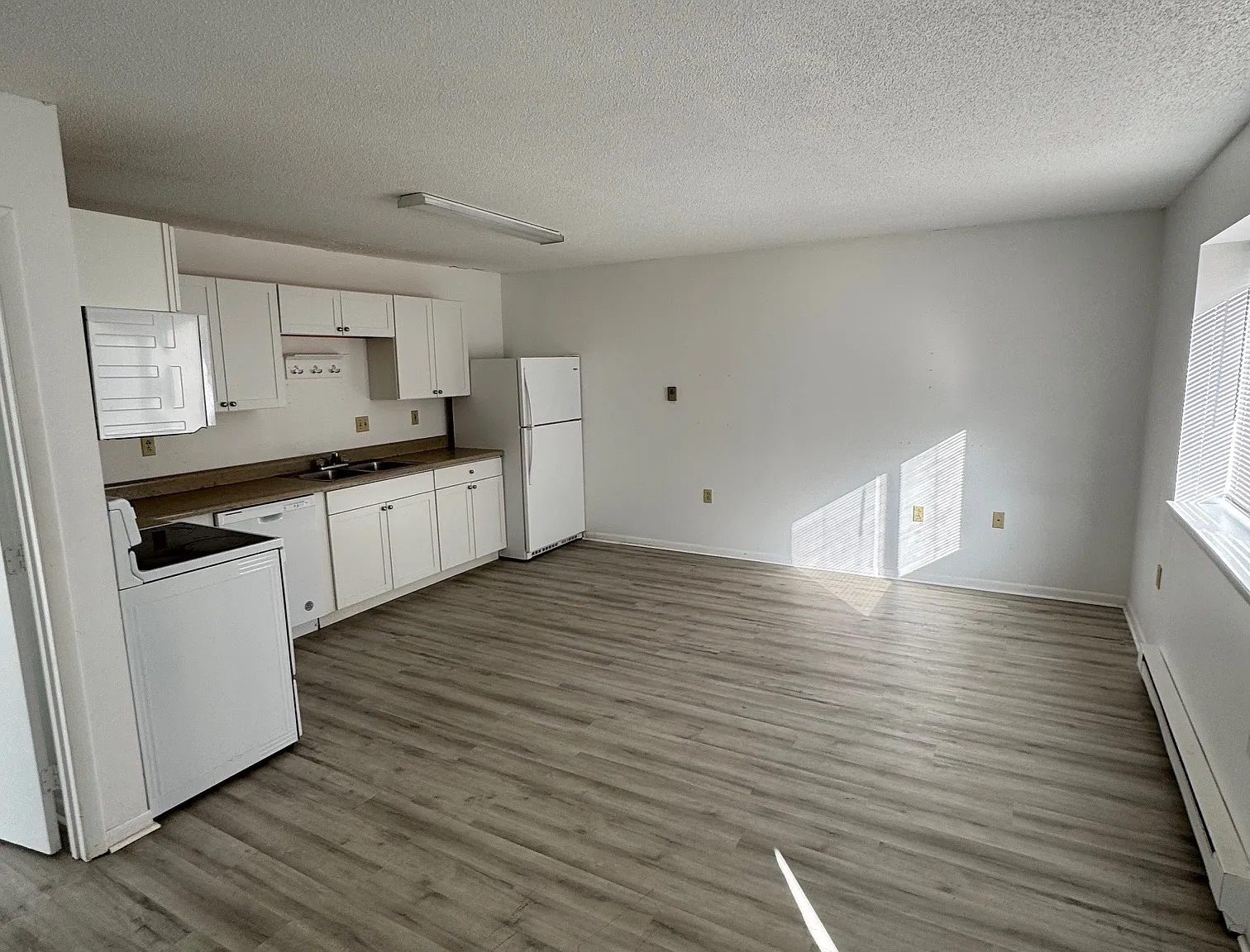1468 Rock Cliff Dr — Photo 1