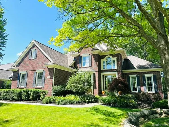 4832 Eagle Springs Ct, Clarkston, MI 48348