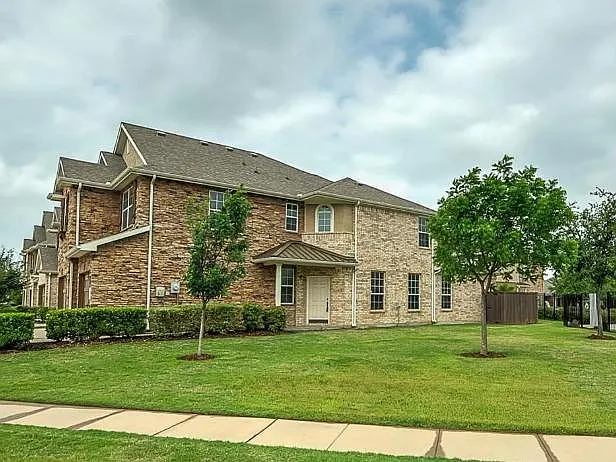 5899 Clearwater Ct — Photo 2