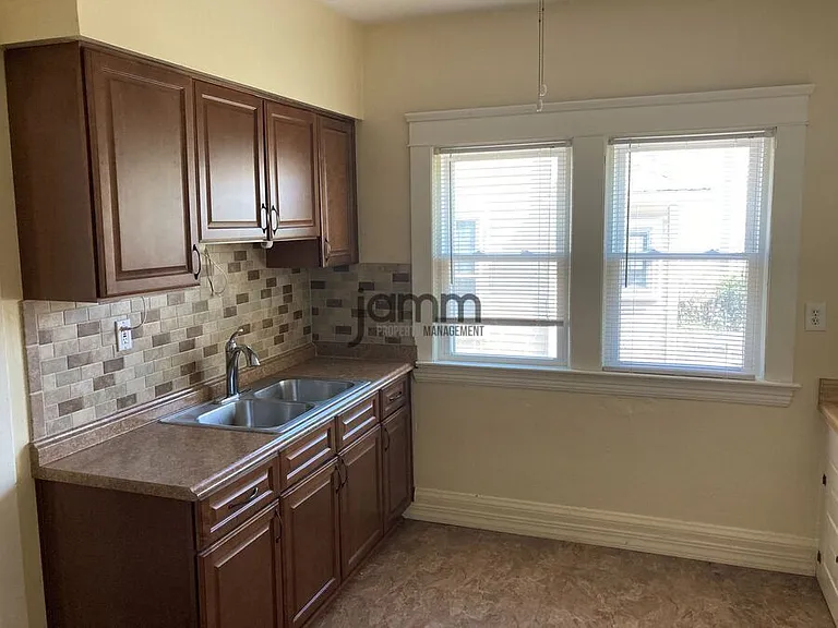 1285 W 105th St #1285 W 105TH ST LOWE — Photo 12