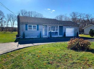 492 Moriches Middle Island Rd, Manorville, NY 11949
