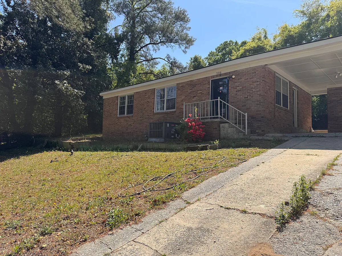 Photo 1 of 10 - 7216 S Lake Marion Cir - Columbia, SC Primary Photo - 7216 S Lake Marion Cir