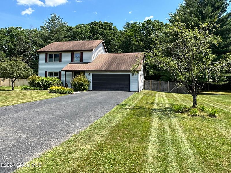 2nd image of 19 Pinewood Hollow Road