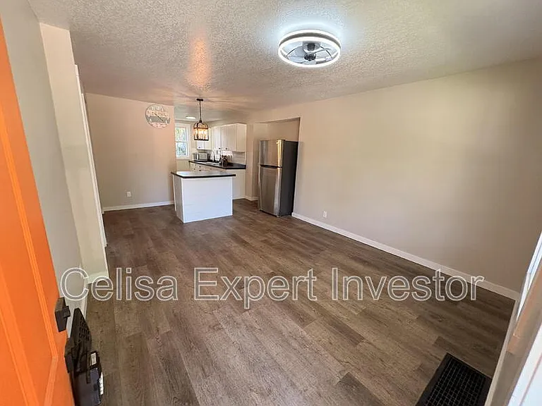 2337 Winter St — Photo 2
