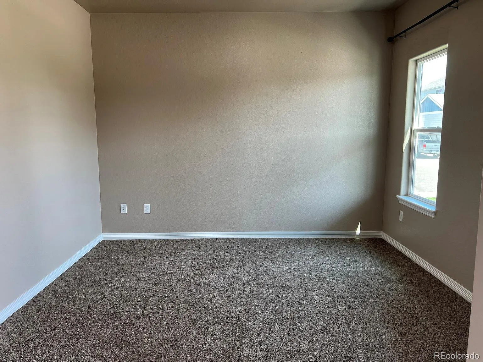 6 bed, 3.0 bath, 3051 sqft, $3,300 — Photo 2