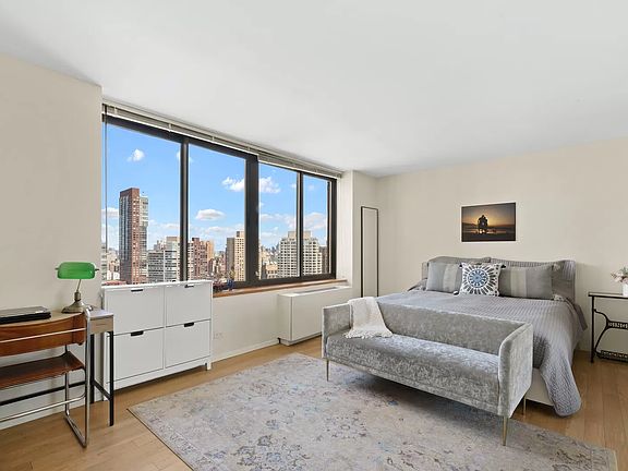 4th image of 161 W 61st St APT 31C