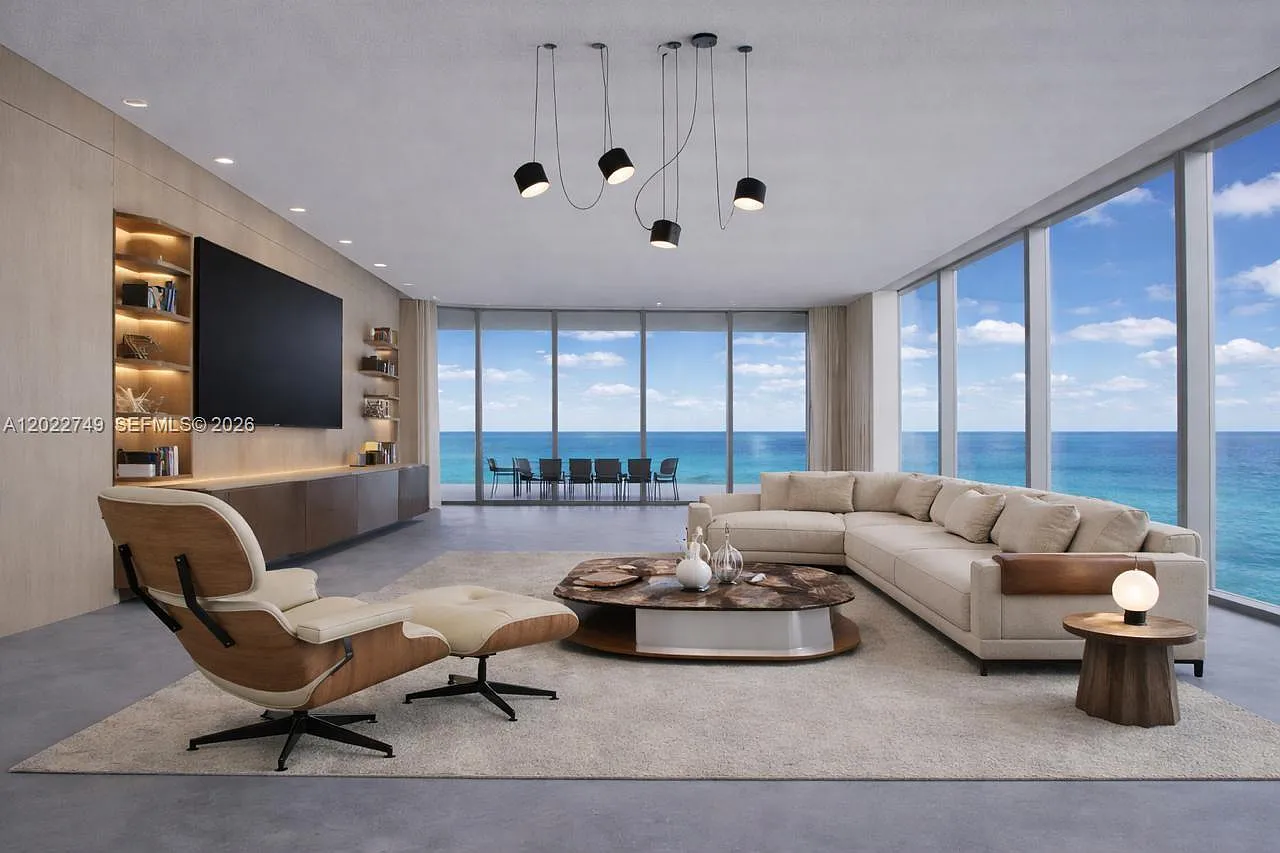 Turnberry Ocean Club — Photo 1