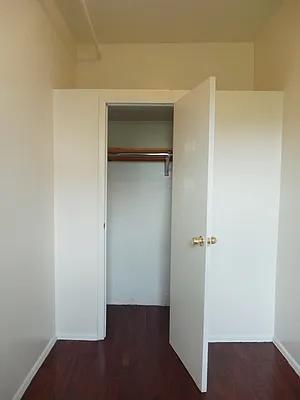 Rented by Perry Associates NYC Inc | media 37