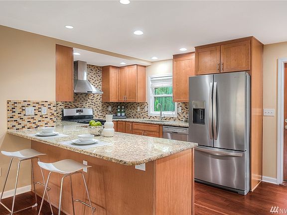 Breakfast bar and prep peninsula, or great for entertaining and having all those snacks spread out for your guests. 
