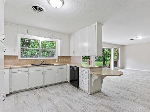 5th image of 2600 Driftwood St