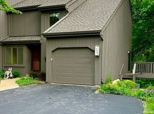 462 Woodview Rd, Lake Barrington, IL 60010