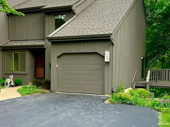 462 Woodview Rd, Lake Barrington, IL 60010