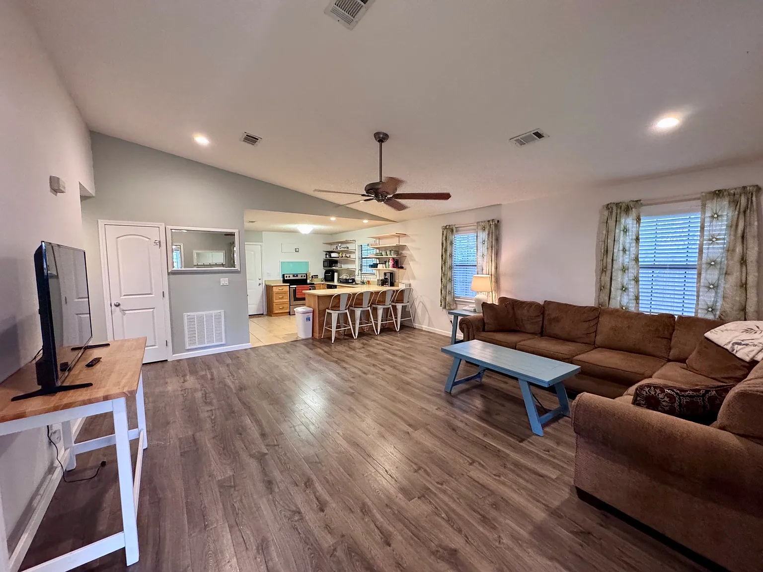 2 bed, 960 sqft, $2,200 — Photo 3