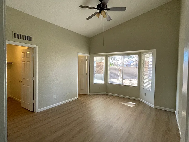 742 N Slate St — Photo 12
