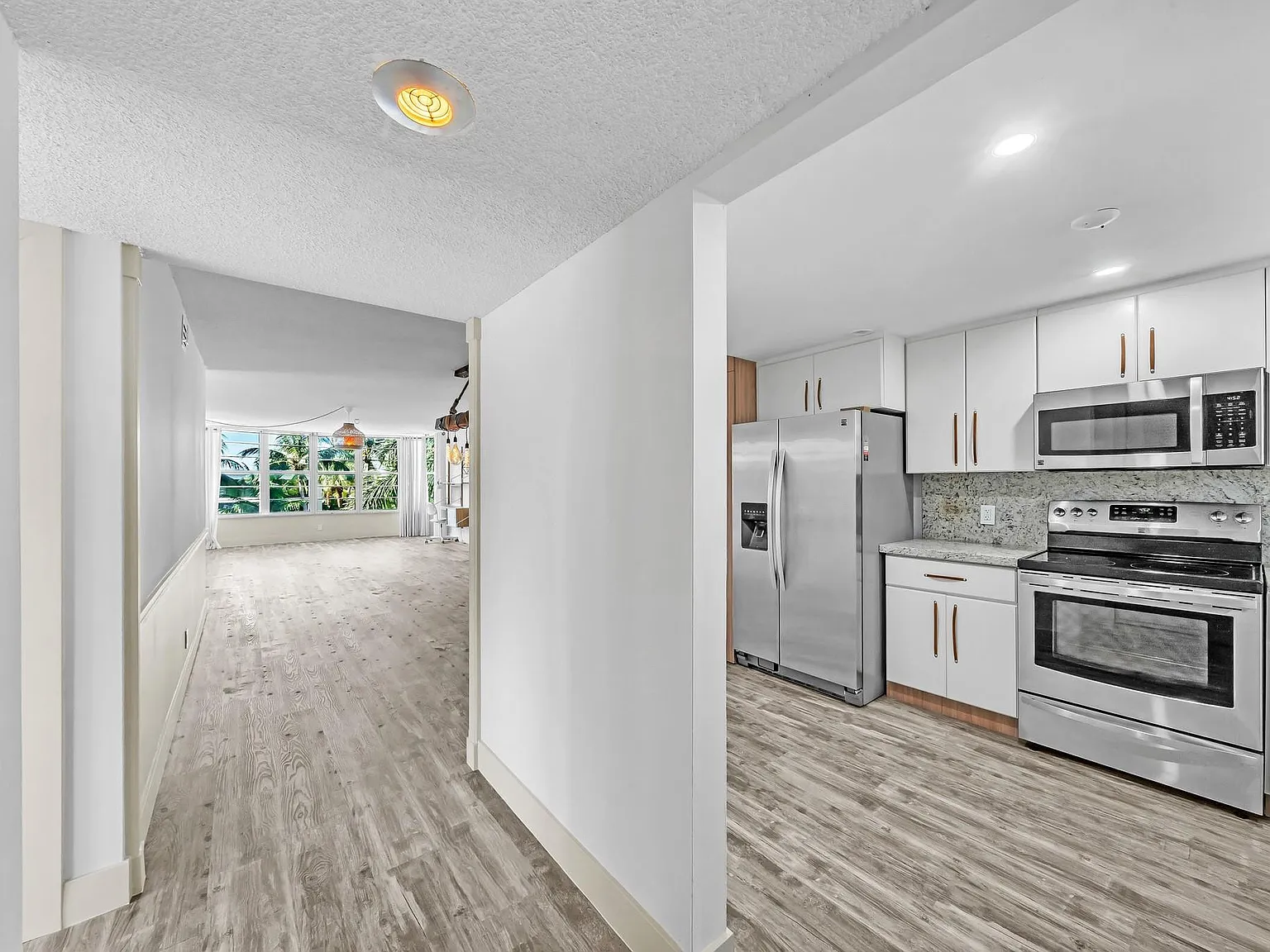 2 bed, 2.0 bath, 1450 sqft, $3,200 — Photo 2