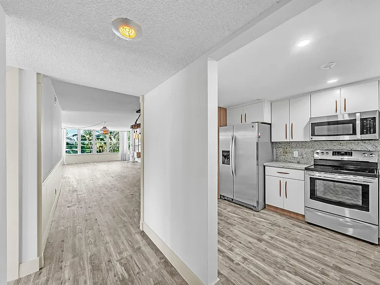 3051 NE 48th St #301 — Photo 2