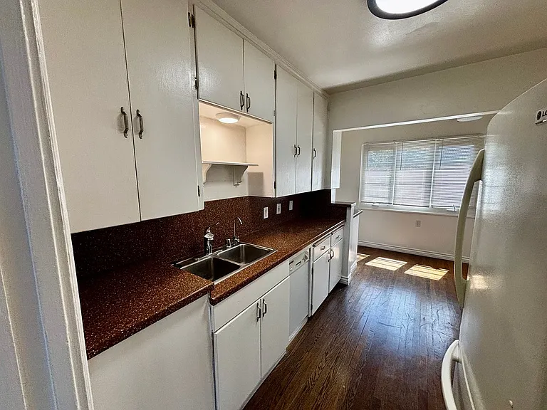 Large 2 bed 1 bath with private outdoor patio- Bankers Hill — Photo 10