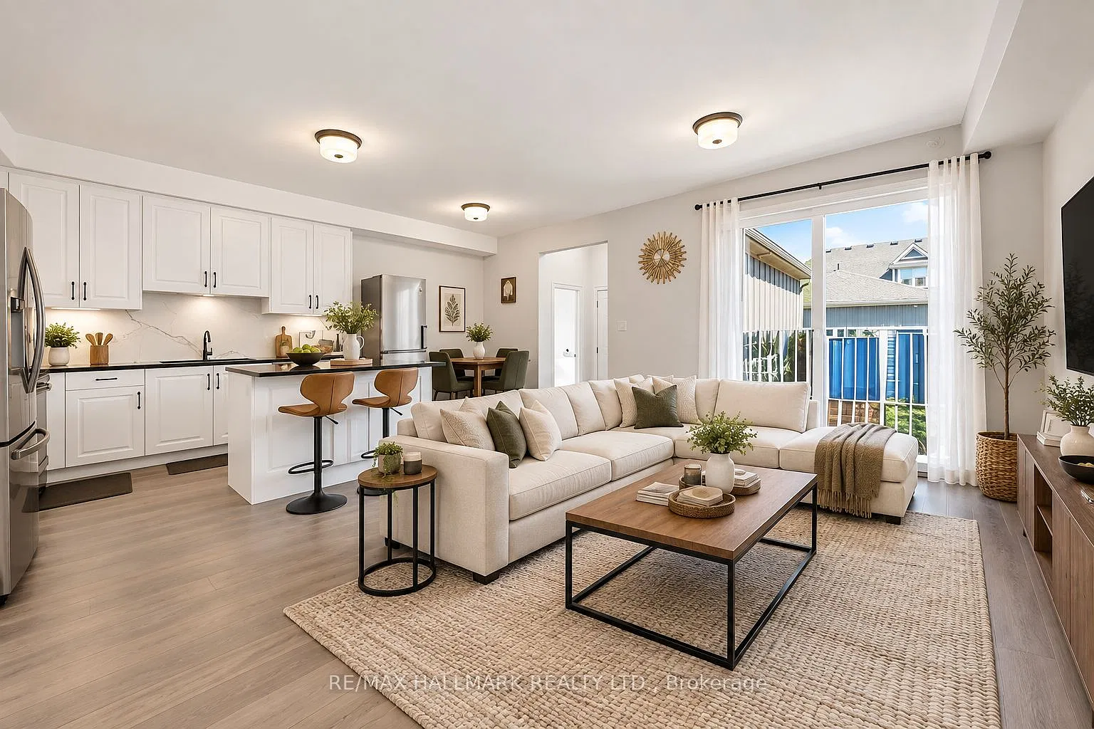 4 bed, $2,900 — Photo 1