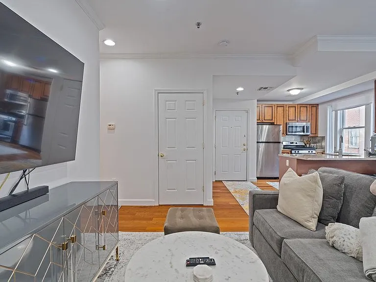 620 38th St #903 — Photo 3