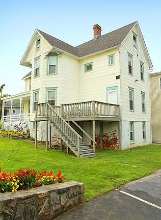 3rd image of 30 Underhill St