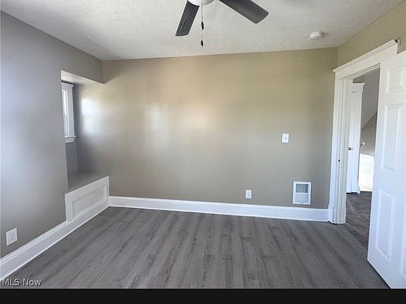 3rd image of 9606 Parmelee Ave #1